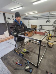 - Häkin olemukseen vaikuttavat koiran rotu ja koko. Koiran on pystyttävä häkissä istumaan, oikaisemaan itsensä, kääntymään ja nukkumaan, Petteri Konen kertoo.