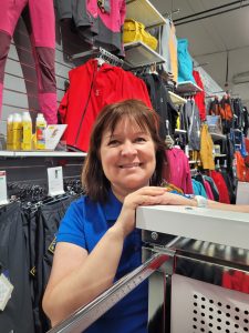 Diplomikauppias Sanna Tiitinen vastaa taloudesta ja ketjutehtävistä; hän kuuluu ketjun eri työryhmiin ja K-erikoiskauppayhdistyksen hallitukseen. (Kuva: Matti Pulkkinen)