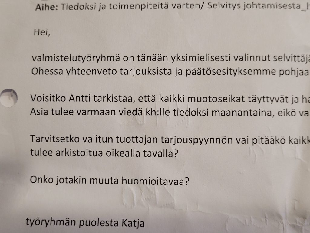 - Voisitko Antti tarkistaa, että kaikki muotoseikat täyttyvät ja hallintosääntö toteutuu?, Katja Luojus kysyy 12.11.2020 lähettämässään sähköpostissa Ylöjärven kaupungin hallintopäällikkö Antti Pieviläiseltä. Pieviläinen vastaa Luojukselle 13.11.2020 sähköpostissaan muun muassa näin "Valmisteluryhmä on luonteeltaan ikään kuin valmistelun apuna ja tukena toimiva ryhmä, jolla ei kuitenkaan ole eikä voikaan olla varsinaista toimivaltaa."