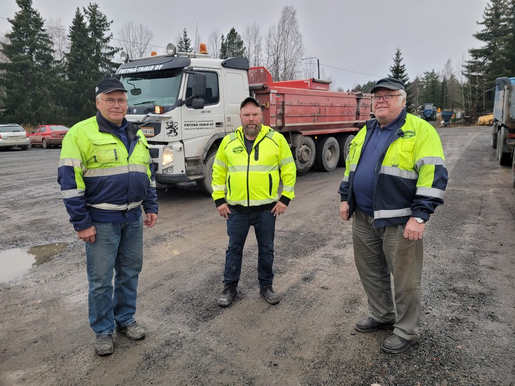 Yhtymä-Tahlo Oy sai Vuoden 2022 yrittäjä -palkinnon. Veljekset Harri (vas.) ja Jarmo Tahlo (oik.) ovat tehneet jo vuosikymmenien urakan perhefirmassa. Jarmon poika Marko Tahlo on nyt toimitusjohtajana. 