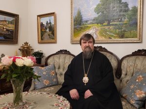 Piispallinen koti on Meilahdessa aivan Mannerheiminkadun varrella. Isä esipaimen viihtyy kerrostalossa olevassa keljassaan. Ikkunoistaan isä esipaimen Sergei näkee paitsi pääkaupungin elämän sykettä myös luonnon kauneutta. Hän miettii paljon ilmastonmuutosta. Sen torjuminen on piispan mielestä jokaisen ihmisen velvollisuus ja tehtävä. (Kuva: Matti Pulkkinen)