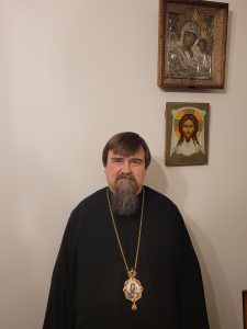 Ikonit ovat ikkunoita taivaaseen. Piispa Sergei toivoo, että vanhemmat ymmärtäisivät lapasen kastamisen merkityksen. – Nyt unohdetaan helposti Jeesuksen opetus: ”Sallikaa lasten tulla minun tyköni.” (Kuva: Matti Pulkkinen)