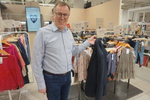 Osuuskaupan uudistajana tunnettu toimitusjohtaja Timo Mäki-Ullakko on vakuuttunut siitä, että eri tavaroiden kierrätys yleistyy ja kasvaa. Kierrätyksestä tulee keskeinen osa jokapäiväistä kauppaa. Pirkanmaan Osuuskaupan Sokoksessa on juuri avattu uutukainen second hand -osasto. (Kuva: Matti Pulkkinen)