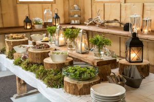 Korsuretket Oy:n keittiössä kokataan läpi vuoden pöydänantimia lähialueen raaka-aineista. Yritys valitsi lähiruoan teemakseen, ennen kun siitä puhuttiin valtakunnallisena trendinä. Jämijärven seutu onkin rikas lähiruokaraaka-aineiltaan. (Kuva: Korsuretket Oy)