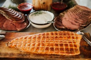 Reijo Luomahaara luo Korsukylään tunnelmaa rakovalkeilla ja loimuttamalla lohia. Ne ovat saavuttaneet kestosuosikin aseman erilaisten tilaisuuksien järjestäjien keskuudesa. (Kuva: Korsuretket Oy)