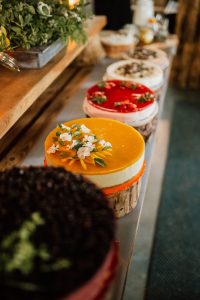 Muiden muassa paikalliset marjastajat pitävät huolen siitä, että Korsuretket Oy:n herkuissa on jämijärveläisten tai ikaalislaisten metsien marjaa. (Kuva: Korsuretket Oy)