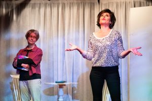 Maarit Peltomaa tekee vanhemman Paula Koivuniemen roolin. Takuuvarmaa aikuista naista. (Kuva: Henna Junnila)