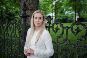 – Lapsen edun ensisijaisuuden turvaamiseen tarvitaan lisää velvoittavuutta. Lapsiasiavaltuutettu on ehdottanut lapsen edun periaatteen sisällyttämistä perutuslakiin. Tämä on minusta kannatettava esitys, juuri se puuttuva pala, joka toisi lapsivaikutusten arvioinnille päätöksenteossa sille kuuluvan painoarvon, Sofia Virta miettii. (Kuva: Sara Taskinen) 