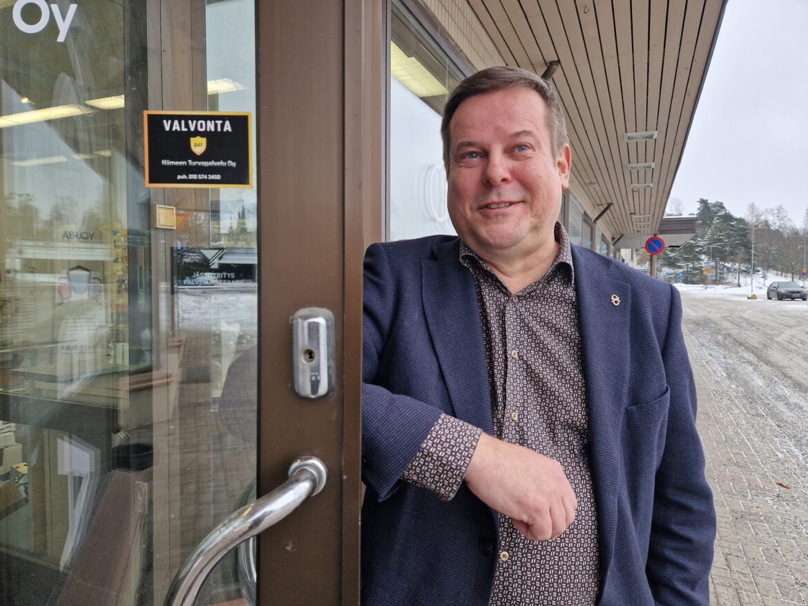 Nokialainen pitkän linjan yrittäjä, poliitikko ja järjestömies Jari Haapaniemi ottaa Pirkanmaan Yrittäjien ohjakset käsiinsä 1. tammikuuta 2024. Hän ei aio jäädä makaamaan tuleen, vaan tarttuu hallituksensa ja aluejärjestön työntekijöiden kanssa kovaan työhön jäsenmäärän kasvattamiseksi. Tällä hetkellä jäseniä on runsaat 7 000. Parhaana aikana jäseniä oli runsaat 10 000.